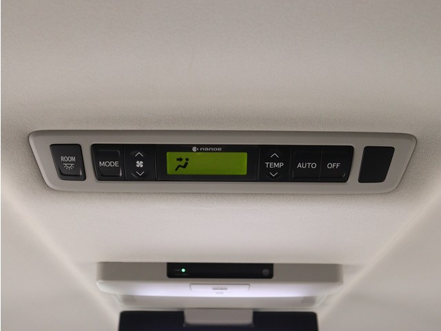 後部座席でエアコン温度をお好みで設定する
ことができます!