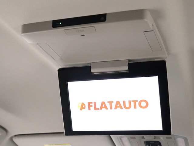 【後席モニター】
ミニバンの必須装備とも言える装備です!
後席の方も飽きることなくドライブが可能!