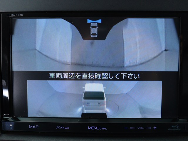 【フロントサイドカメラ装備】
前方と左側が確認可能な3方向カメラ完備!
前方､左側の状況をナビ画面に表示にします
。