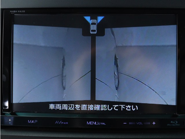 【フロントサイドカメラ装備】
前方と左側が確認可能な3方向カメラ完備!
前方､左側の状況をナビ画面に表示にします
。
