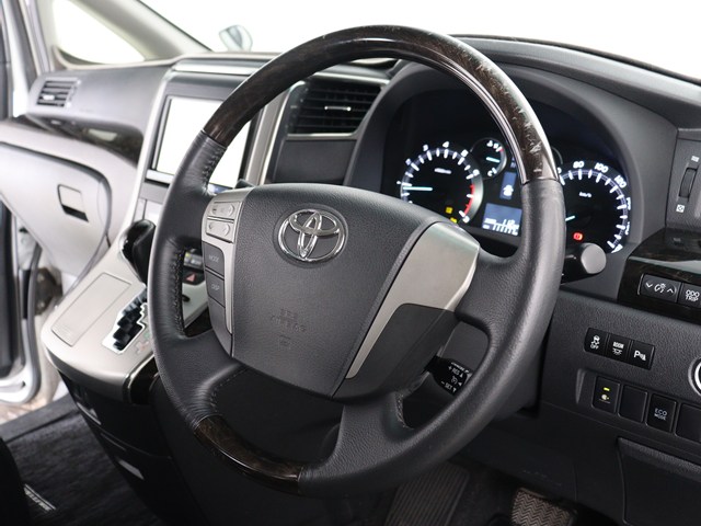 【本革巻きウッドコンビステアリング】
同色のウッド部分と本革のコンビハンドル!
高級感にあふれたステアリングです!