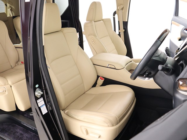 内装の状態も非常にクリーンな状態です｡
ご納車前には専門スタッフが
隅々までクリーニングを行います!