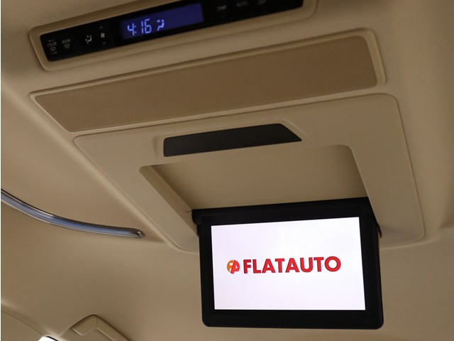 【電動後席モニター】ＪＢＬサウンド専用！
電動開閉後席フリップダウンモニターです。
５．１ｃｈサウンド対応、１７スピーカーの
専用音響システムとなり、人気の装備になり
ます。