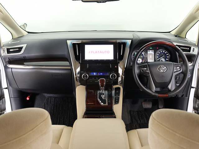 【運転席助手席も広々☆】
広々使えるのは後席だけではございません｡
国内最高峰ミニバンの特権ですね!