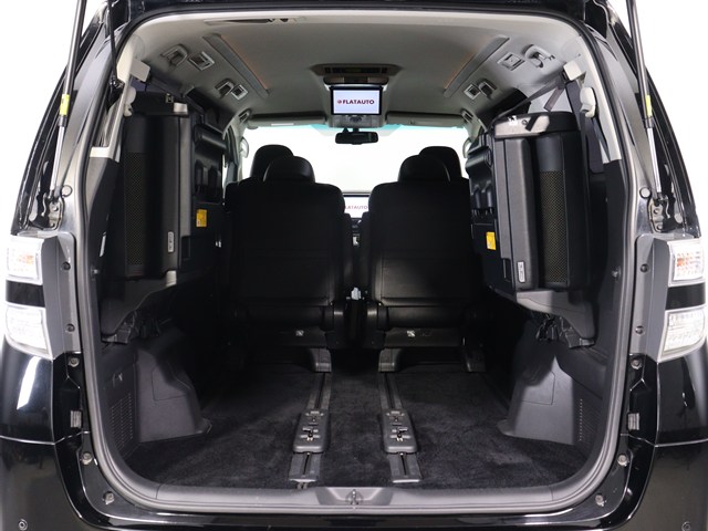 【広々トランクルーム】
スーツケース､ゴルフバッグも楽々収納可能
大人数での旅行にもピッタリの収容量です