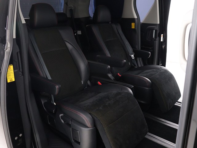 【高級感満載のハーフレザーシート】
カンターラの座面もおしゃれです♪
非常に人気なスポーティシートとなります!