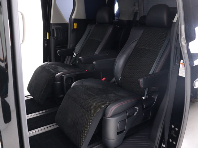 【高級感満載のハーフレザーシート】
カンターラの座面もおしゃれです♪
非常に人気なスポーティシートとなります!