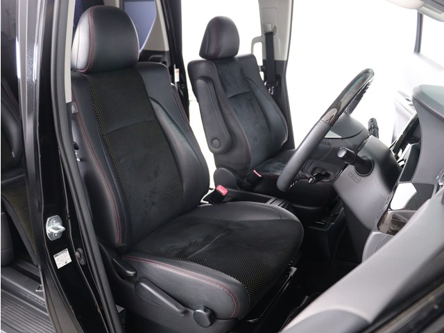 内装の状態も非常にクリーンな状態です｡
ご納車前には専門スタッフが
隅々までクリーニングを行います!