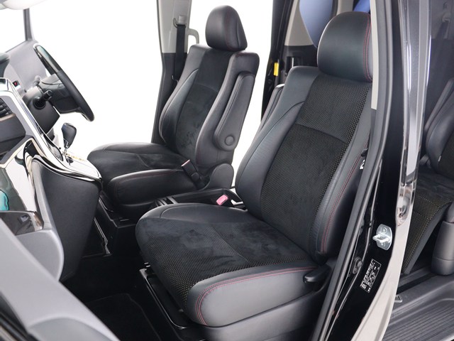 内装の状態も非常にクリーンな状態です｡
ご納車前には専門スタッフが
隅々までクリーニングを行います!