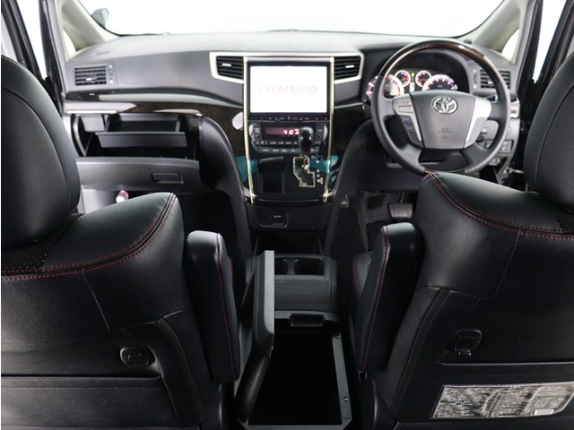 【運転席助手席も広々☆】
広々使えるのは後席だけではございません｡
国内最高峰ミニバンの特権ですね!