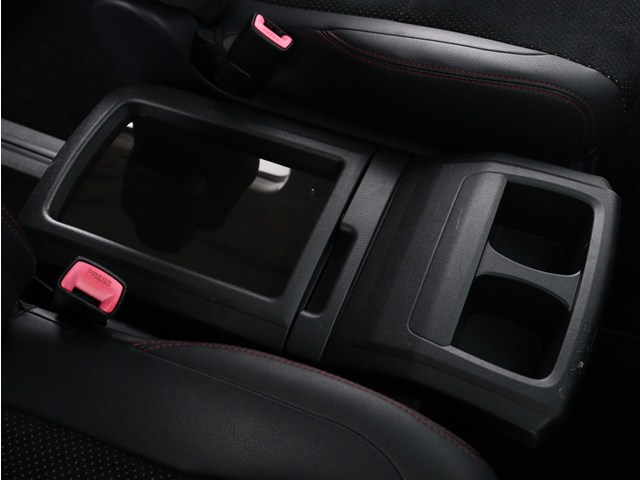 【コンソールボックス】
大容量の収納力が魅力的なコンソールです!
ドリンクホルダーも使いやすい配置です!