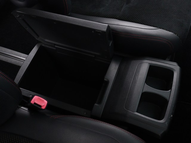 【コンソールボックス】
大容量の収納力が魅力的なコンソールです!
ドリンクホルダーも使いやすい配置です!