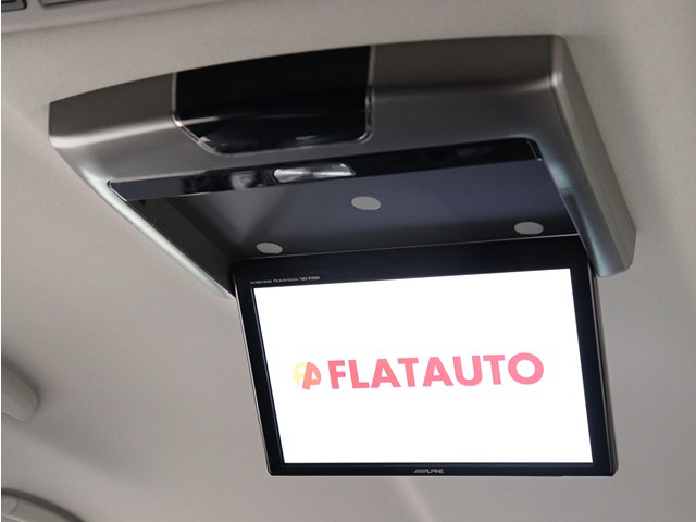 【後席モニター】
ミニバンの必須装備とも言える装備です!
後席の方も飽きることなくドライブが可能!