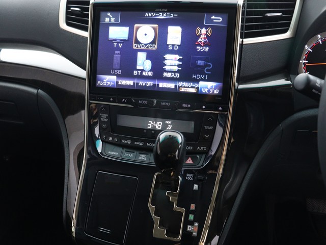 【大人気☆ＡＬＰＩＮＥ　１０インチナビ】
定価29万円相当の１０型ナビです♪
大画面で見やすいだけでなく､
インパネとの一体感もあり見た目も抜群!