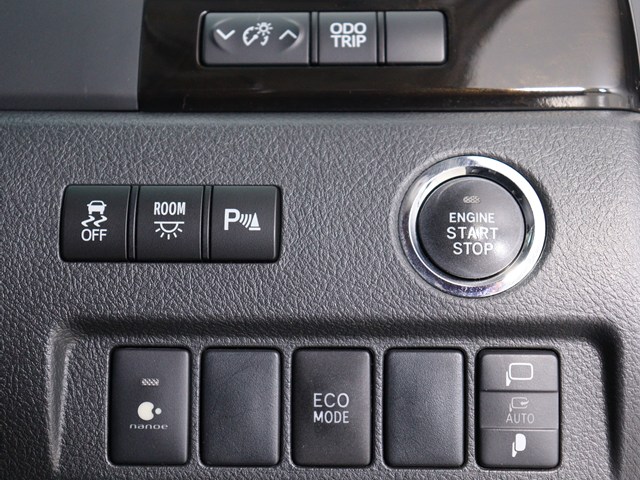 【プッシュスタート】
エンジン始動時はプッシュスタートを採用!
カバンから鍵を取り出す手間も不要です｡