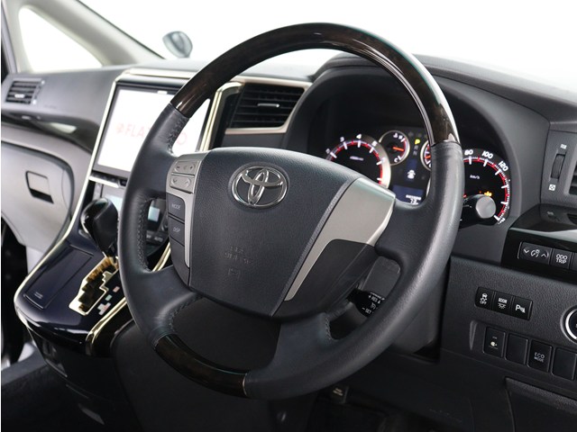 【本革巻きウッドコンビステアリング】
同色のウッド部分と本革のコンビハンドル!
高級感にあふれたステアリングです!