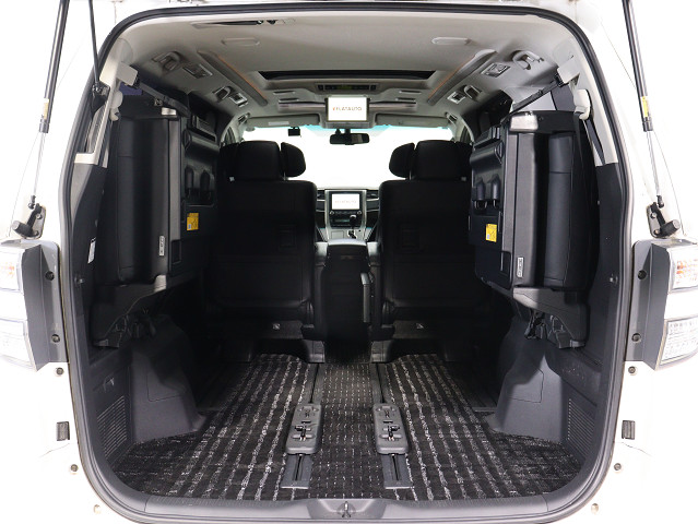 【広々トランクルーム】
スーツケース､ゴルフバッグも楽々収納可能
大人数での旅行にもピッタリの収容量です