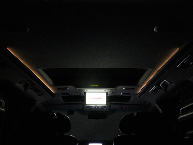 夜間に室内を照らしてくれるルームライトで
す♪♪