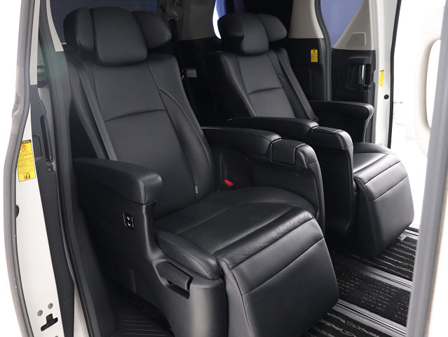 【エグゼクティブパワーシート】
高級感溢れるセカンドシートでございます!
電動リクライニング､オットマン完備!