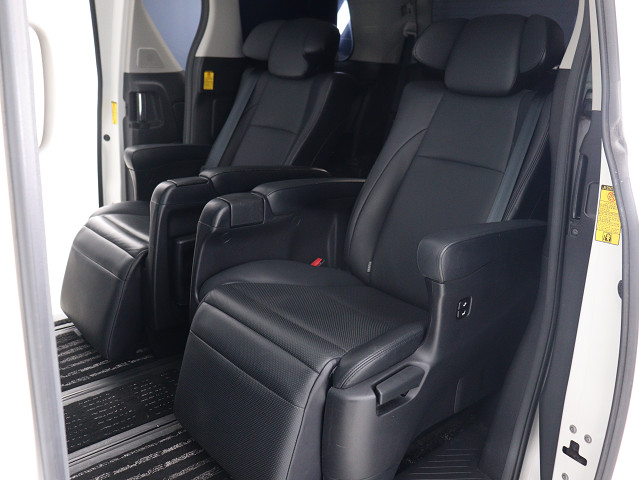 【エグゼクティブパワーシート】
高級感溢れるセカンドシートでございます!
電動リクライニング､オットマン完備!
