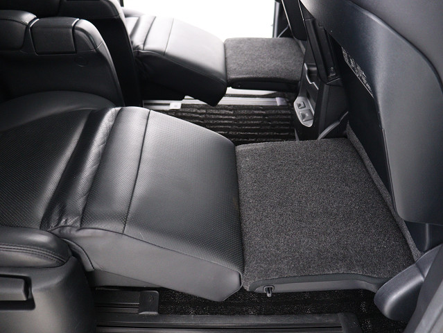 【エグゼクティブパワーシート】
高級感溢れるセカンドシートでございます!
電動リクライニング､オットマン完備!