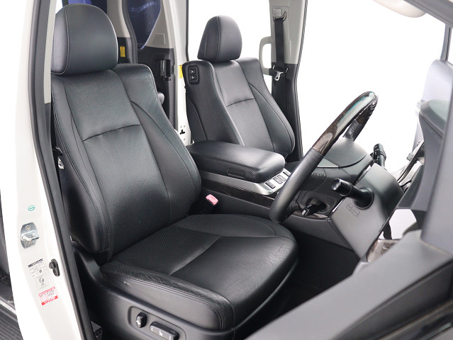 内装の状態も非常にクリーンな状態です｡
ご納車前には専門スタッフが
隅々までクリーニングを行います!