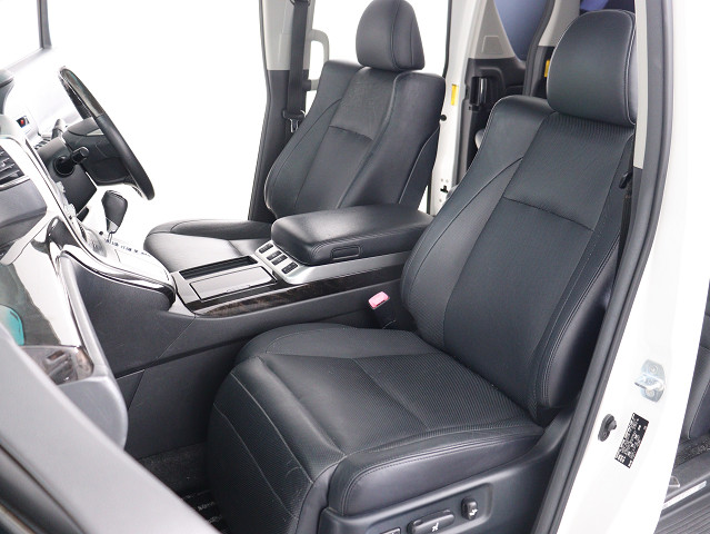 内装の状態も非常にクリーンな状態です｡
ご納車前には専門スタッフが
隅々までクリーニングを行います!