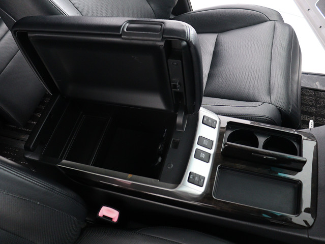 【コンソールボックス】
大容量の収納力が魅力的なコンソールです!
ドリンクホルダーも使いやすい配置です!