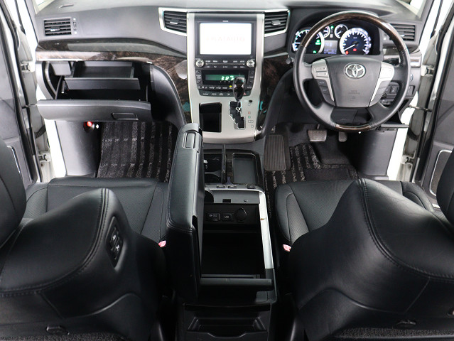 【運転席助手席も広々☆】
広々使えるのは後席だけではございません｡
国内最高峰ミニバンの特権ですね!