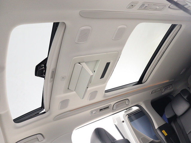 【大人気☆ツインサンルーフ】
見た目もカッコよく、車内の解放感も演出!
必須条件にされるほどの大人気装備です!