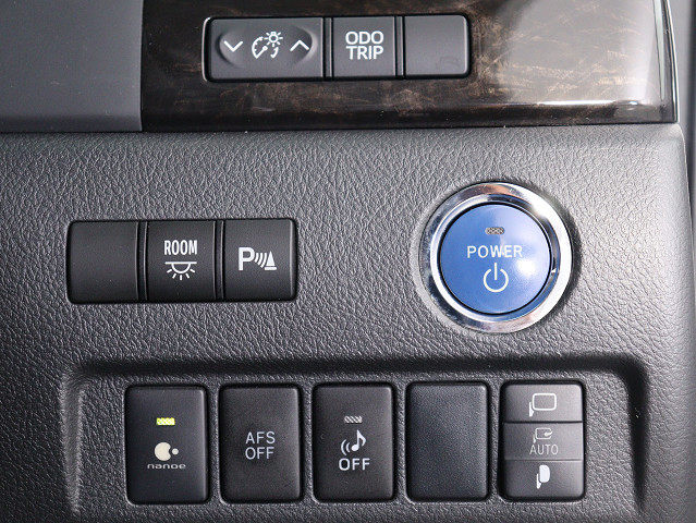 【プッシュスタート】
エンジン始動時はプッシュスタートを採用!
カバンから鍵を取り出す手間も不要です｡