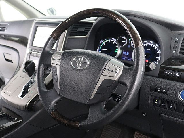 【本革巻きウッドコンビステアリング】
同色のウッド部分と本革のコンビハンドル!
高級感にあふれたステアリングです!