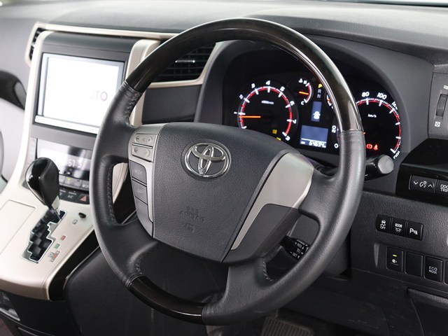 【本革巻きウッドコンビステアリング】
同色のウッド部分と本革のコンビハンドル!
高級感にあふれたステアリングです!