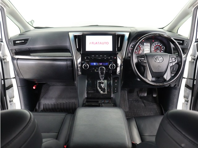 【運転席助手席も広々☆】
広々使えるのは後席だけではございません｡
国内最高峰ミニバンの特権ですね!