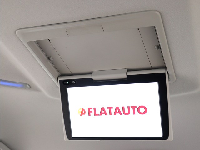 【後席モニター】
ミニバンの必須装備とも言える装備です!
後席の方も飽きることなくドライブが可能!