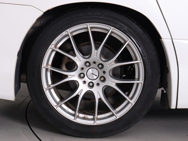 【社外１９インチアルミホイール装着車両】
社外のカスタムホイールが装着されており､
見た目も引き締まっております!