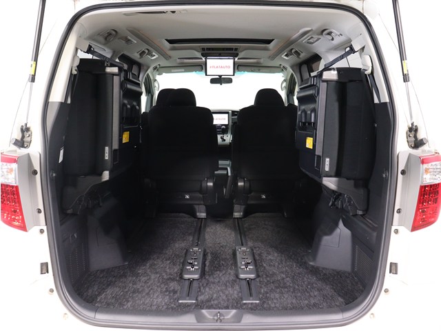 【広々トランクルーム】
スーツケース､ゴルフバッグも楽々収納可能
大人数での旅行にもピッタリの収容量です