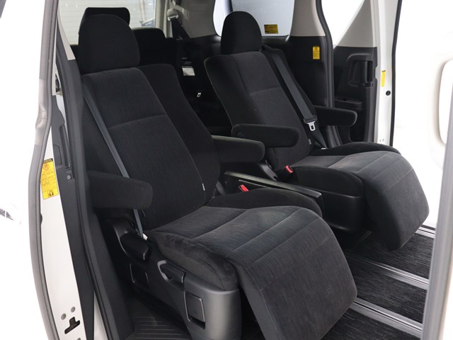 【オットマン完備】
足を伸ばして座れるオットマン完備!
後席の快適空間でドライブをすることが可能