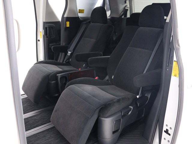 【オットマン完備】
足を伸ばして座れるオットマン完備!
後席の快適空間でドライブをすることが可能