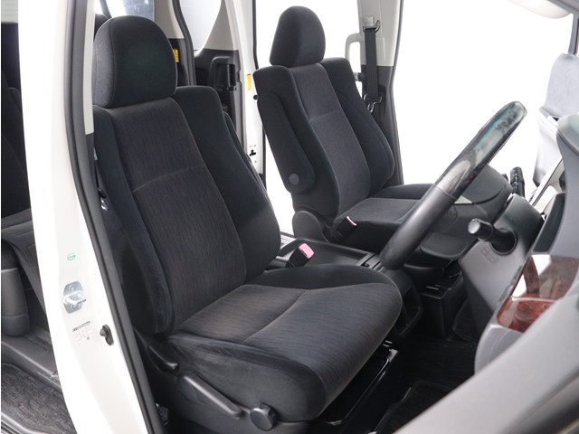 内装の状態も非常にクリーンな状態です｡
ご納車前には専門スタッフが
隅々までクリーニングを行います!