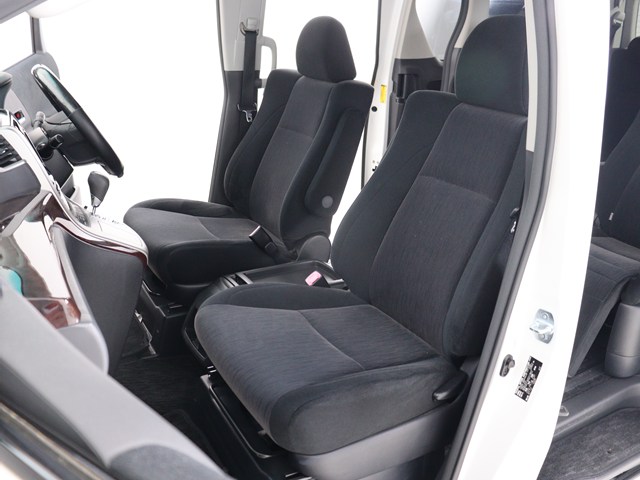 内装の状態も非常にクリーンな状態です｡
ご納車前には専門スタッフが
隅々までクリーニングを行います!