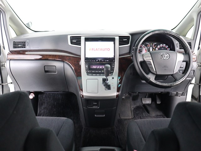 【運転席助手席も広々☆】
広々使えるのは後席だけではございません｡
国内最高峰ミニバンの特権ですね!