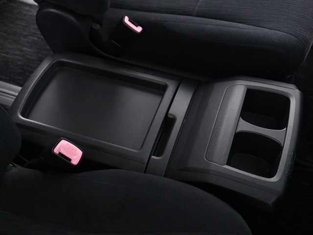 【コンソールボックス】
大容量の収納力が魅力的なコンソールです!
ドリンクホルダーも使いやすい配置です!