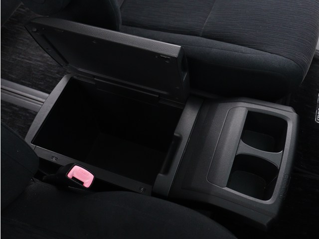 【コンソールボックス】
大容量の収納力が魅力的なコンソールです!
ドリンクホルダーも使いやすい配置です!