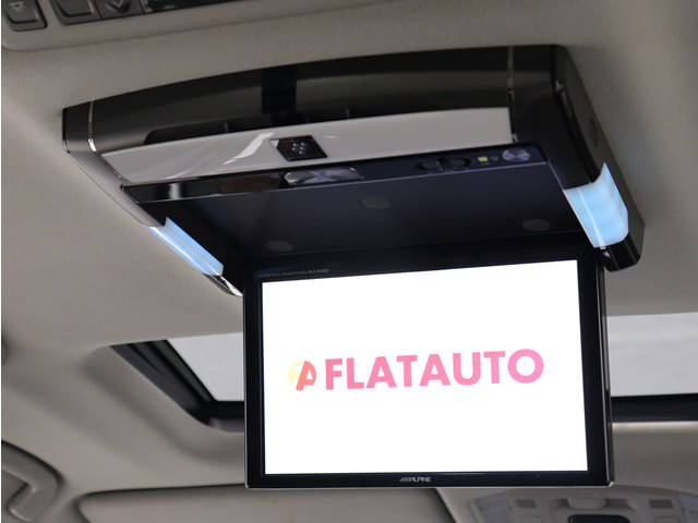 【後席モニター】
ミニバンの必須装備とも言える装備です!
後席の方も飽きることなくドライブが可能!