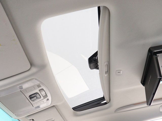 【大人気☆ツインサンルーフ】
見た目もカッコよく、車内の解放感も演出!
必須条件にされるほどの大人気装備です!