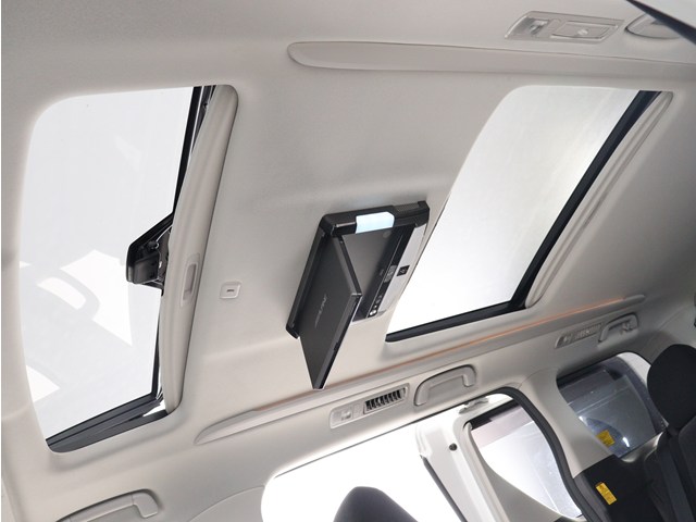 【大人気☆ツインサンルーフ】
見た目もカッコよく、車内の解放感も演出!
必須条件にされるほどの大人気装備です!