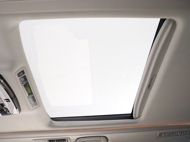 【大人気☆ツインサンルーフ】
見た目もカッコよく、車内の解放感も演出!
必須条件にされるほどの大人気装備です!