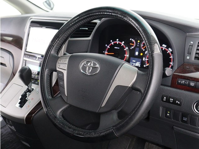 【運転席助手席も広々☆】
広々使えるのは後席だけではございません｡
国内最高峰ミニバンの特権ですね!