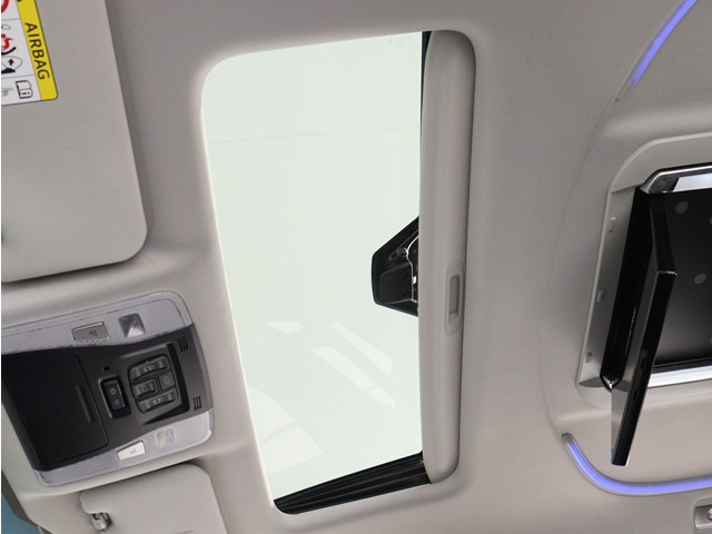 【大人気☆ツインサンルーフ】
見た目もカッコよく、車内の解放感も演出!
必須条件にされるほどの大人気装備です!
